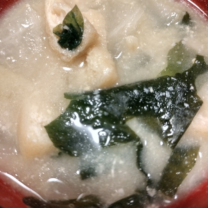 麦味噌で作るわかめと大根と油揚げの味噌汁